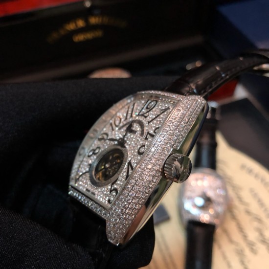 【独家实拍 法兰克穆勒-Franck muller 男士腕表 】法兰克穆勒 FM全新升级版 酒桶满天星,8880 CC AT 飞轮系列 ,独具一格匠心之作,精工雕刻镶嵌数字飞轮表盘,正明珠自动上链机械机芯 原装1:1 功能 暗喻不拘一格的独立型格,耐磨蓝光水晶镜面 304L精钢镶钻外壳 经过多道工序制作而成,不惜代价还原正品! 复古摩登与现代张扬兼具,佩戴于腕间,彰显独特品味! 【独家实拍 法兰克穆勒-Franck muller 男士腕表 】法兰克穆勒 FM全新升级版 酒桶满天星,8880 CC AT 飞轮系列 ,独具一格匠心之作,精工雕刻镶嵌数字飞轮表盘,正明珠自动上链机械机芯 原装1:1 功能 暗喻不拘一格的独立型格,耐磨蓝光水晶镜面 304L精钢镶钻外壳 经过多道工序制作而成,不惜代价还原正品! 复古摩登与现代张扬兼具,佩戴于腕间,彰显独特品味!