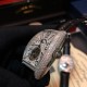 【独家实拍 法兰克穆勒-Franck muller 男士腕表 】法兰克穆勒 FM全新升级版 酒桶满天星,8880 CC AT 飞轮系列 ,独具一格匠心之作,精工雕刻镶嵌数字飞轮表盘,正明珠自动上链机械机芯 原装1:1 功能 暗喻不拘一格的独立型格,耐磨蓝光水晶镜面 304L精钢镶钻外壳 经过多道工序制作而成,不惜代价还原正品! 复古摩登与现代张扬兼具,佩戴于腕间,彰显独特品味! 【独家实拍 法兰克穆勒-Franck muller 男士腕表 】法兰克穆勒 FM全新升级版 酒桶满天星,8880 CC AT 飞轮系列 ,独具一格匠心之作,精工雕刻镶嵌数字飞轮表盘,正明珠自动上链机械机芯 原装1:1 功能 暗喻不拘一格的独立型格,耐磨蓝光水晶镜面 304L精钢镶钻外壳 经过多道工序制作而成,不惜代价还原正品! 复古摩登与现代张扬兼具,佩戴于腕间,彰显独特品味!