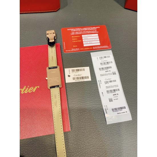 卡地亚-美国坦克-Cartier Tank Amricaine腕表,小号表款,三码合一。采用蓝宝水石晶镜面,瑞士石英机芯。原版开模,精钢表壳,八角形表冠,镶嵌一颗合成蓝色尖晶石,镀银表盘,剑形蓝钢指针,搭配原装光面折叠表扣,采用进口多色小牛皮。腕大表器优雅,深行受家青睐。表壳尺寸:34.80 x 19.00毫米。 卡地亚-美国坦克-Cartier Tank Amricaine腕表,小号表款,三码合一。采用蓝宝水石晶镜面,瑞士石英机芯。原版开模,精钢表壳,八角形表冠,镶嵌一颗合成蓝色尖晶石,镀银表盘,剑形蓝钢指针,搭配原装光面折叠表扣,采用进口多色小牛皮。腕大表器优雅,深行受家青睐。表壳尺寸:34.80 x 19.00毫米。