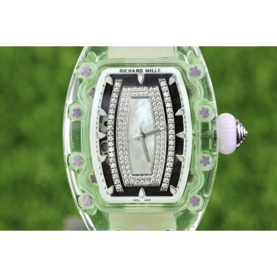 实拍 理查德•米勒清凉夏日最新款RichardMille RM 07-02✨酒桶形表壳由整块绿色由有机玻璃打造而成,配用原装西铁城全自动机芯,顶级橡树表带。尺寸为46mmx32mmx14mm。表壳加工无论从工程还是技术角度都堪称挑战,没有丝毫容错空间。女装腕表以著名的鸡尾酒及其蕴含的精神思潮为灵感。 实拍 理查德•米勒清凉夏日最新款RichardMille RM 07-02✨酒桶形表壳由整块绿色由有机玻璃打造而成,配用原装西铁城全自动机芯,顶级橡树表带。尺寸为46mmx32mmx14mm。表壳加工无论从工程还是技术角度都堪称挑战,没有丝毫容错空间。女装腕表以著名的鸡尾酒及其蕴含的精神思潮为灵感。