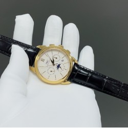 IWC万国最新力作最高版本万国波涛菲诺多功能高级自动腕表！9100多功能进口机械机芯！整表壳CNC精磨工艺，与原装工艺效果如出一辙，整体字面质感更佳！在订制机芯的加持下，尺寸41*10mm，优雅的贵族气息结合无与伦比的视觉享受，神秘雅致，精湛非凡，采用顶级意大利小皮材质表带，质地柔软细腻，手工缝制的丝线，纹路清晰，均匀规整，大方富有档次。⚠️请认准独家品质