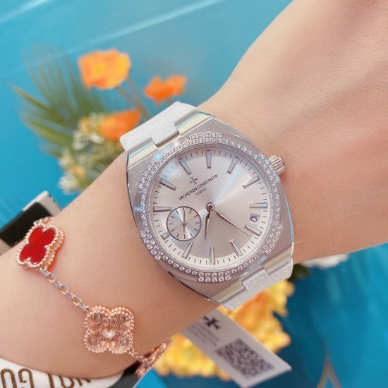 江诗丹顿-VACHERON CONSTANTIN纵横四海系列火热上市,突破传统,时尚优雅的多彩表带,可满足佩戴者在不同场合的需求,多样化的色彩设计演绎大胆而时尚的风格,江诗丹顿在装置时始终将舒适性放在首位,确保腕表完美贴合手腕,纯钢表壳,进口石英机芯,蓝宝石水晶玻璃,舒适胶质表带,采用原装针式表扣佩戴方便!尺寸:36.5mm 江诗丹顿-VACHERON CONSTANTIN纵横四海系列火热上市,突破传统,时尚优雅的多彩表带,可满足佩戴者在不同场合的需求,多样化的色彩设计演绎大胆而时尚的风格,江诗丹顿在装置时始终将舒适性放在首位,确保腕表完美贴合手腕,纯钢表壳,进口石英机芯,蓝宝石水晶玻璃,舒适胶质表带,采用原装针式表扣佩戴方便!尺寸:36.5mm