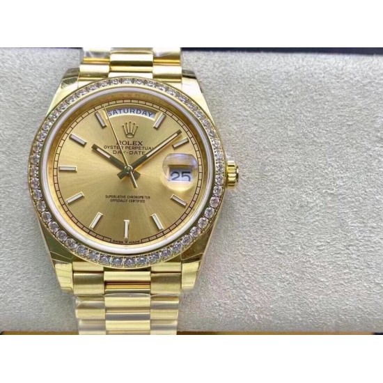 ROLEX 劳力士 星期日志型40mm终极版 搭载原版3255自动机械机芯228239系列腕表,40mm直径,研发耗时16个月!原版1比1开模。重点升级了以下几个要点:1.表壳直径与最新版3255型系列一致40毫米。2.表带头粒与原装一致,5件拼装,难度非常高,表带与表壳交错型无缝连结。3.把头皇冠处下方修改为与原版一致的两个圆点。4.表扣与原版一致里面加装了弹簧,字体大小工艺和原装一致。5.表壳侧面与原版一致增加二维码防伪。6.表壳与表带连接处的壳身刻有与原版一致的型号数字228239。 ROLEX 劳力士 星期日志型40mm终极版 搭载原版3255自动机械机芯228239系列腕表,40mm直径,研发耗时16个月!原版1比1开模。重点升级了以下几个要点:1.表壳直径与最新版3255型系列一致40毫米。2.表带头粒与原装一致,5件拼装,难度非常高,表带与表壳交错型无缝连结。3.把头皇冠处下方修改为与原版一致的两个圆点。4.表扣与原版一致里面加装了弹簧,字体大小工艺和原装一致。5.表壳侧面与原版一致增加二维码防伪。6.表壳与表带连接处的壳身刻有与原版一致的型号数字228239。