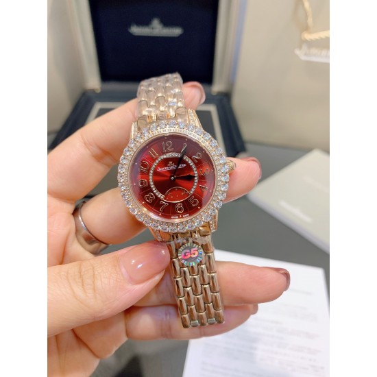 独家实拍,认准品质与细节积家约会系列月相珠宝腕表,体现出了积家的精妙之芯时间之艺,表圈及表盘内珠宝工匠们精心打磨镶嵌的钻石,让时间每一帧每一秒都闪耀迷人。珍珠贝母表盘上奢华镶钻搭配进口石英机芯,拱形蓝宝石镜面,进口小牛皮表带搭配原装折叠扣。 直径34mm厚11mm 独家实拍,认准品质与细节积家约会系列月相珠宝腕表,体现出了积家的精妙之芯时间之艺,表圈及表盘内珠宝工匠们精心打磨镶嵌的钻石,让时间每一帧每一秒都闪耀迷人。珍珠贝母表盘上奢华镶钻搭配进口石英机芯,拱形蓝宝石镜面,进口小牛皮表带搭配原装折叠扣。 直径34mm厚11mm