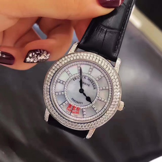 法兰克穆勒Franck muller ⏱FM新款镶钻简约女表✔️表壳表盘均选用进口5A水钻镶嵌、绝不掉钻‼️表盘很立体的双层字面、底层采用高端定制天然母贝、颜色炫彩自然、12个刻度用水钻镶嵌、立体感十足真皮表带、钢壳、进口石英机芯、蓝宝石水晶玻璃镜面、高品质、表盘直径约36毫米❗️这个夏天不离手的时尚单品 法兰克穆勒Franck muller ⏱FM新款镶钻简约女表✔️表壳表盘均选用进口5A水钻镶嵌、绝不掉钻‼️表盘很立体的双层字面、底层采用高端定制天然母贝、颜色炫彩自然、12个刻度用水钻镶嵌、立体感十足真皮表带、钢壳、进口石英机芯、蓝宝石水晶玻璃镜面、高品质、表盘直径约36毫米❗️这个夏天不离手的时尚单品