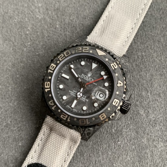 Diw新作勞力士超限量GMT-MASTER II Diw团队重新制作了碳纤维表壳,同时包含表圈、面盘等零件也全都是碳纤维材质,其中碳纤维表圈上数字刻度首次采用全新碳纤维植丁技术(非填油)塑造丰富视觉层次,质感细腻。透视底盖可清楚展示正反快速调日历的劳力士专属cal.3186机芯。搭配柔软魔术贴表带和一体碳纤维表扣。首批量产提供4种颜色表盘可选,5种不同颜色风格表带。 Diw新作勞力士超限量GMT-MASTER II Diw团队重新制作了碳纤维表壳,同时包含表圈、面盘等零件也全都是碳纤维材质,其中碳纤维表圈上数字刻度首次采用全新碳纤维植丁技术(非填油)塑造丰富视觉层次,质感细腻。透视底盖可清楚展示正反快速调日历的劳力士专属cal.3186机芯。搭配柔软魔术贴表带和一体碳纤维表扣。首批量产提供4种颜色表盘可选,5种不同颜色风格表带。