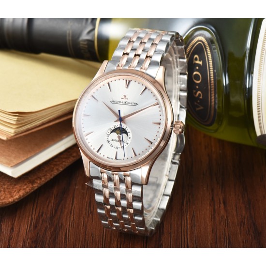 Jaeger-leCoultre Master Ultra Thin Moon积家超薄月相大师系列42mm腕表,简洁的线条设计,赏心悦目的表盘。 显示令表盘尽显活力,6位24小时指针宛如一幕和谐美妙的腕上芭蕾。透过玻璃底盖,机芯运行一目了然。这款厚度仅5.8毫米的超薄机芯向世人证实,超凡的技艺和极尽复杂的功能可以在狭小的空间内完美展现。顶级出品 精品不断 Jaeger-leCoultre Master Ultra Thin Moon积家超薄月相大师系列42mm腕表,简洁的线条设计,赏心悦目的表盘。 显示令表盘尽显活力,6位24小时指针宛如一幕和谐美妙的腕上芭蕾。透过玻璃底盖,机芯运行一目了然。这款厚度仅5.8毫米的超薄机芯向世人证实,超凡的技艺和极尽复杂的功能可以在狭小的空间内完美展现。顶级出品 精品不断
