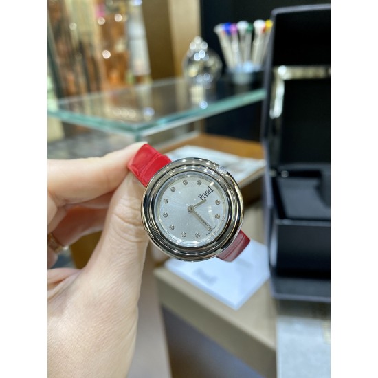 全网女生听我的!买它…❤️。 伯爵“时来运转”顶级奢侈品入门款精致的 29mm尺寸大小!第一眼看到它的时候我一眼就中,首先是外观设计足够百搭,➕上外层一圈可来回转动 很有寓意、一起“转动,遇见非凡”。上手很秀气,彩色鳄鱼皮可轻松拆卸 看上去就高端,机芯采用瑞士进口石英机芯,螺旋式表圈316L精钢打磨抛光 表面光亮如镜、表盘内圈钻石刻度 11颗⭕️圆形美钻(约0.07克拉)外圈一颗圆形美钻(约0.05克拉) 全网女生听我的!买它…❤️。 伯爵“时来运转”顶级奢侈品入门款精致的 29mm尺寸大小!第一眼看到它的时候我一眼就中,首先是外观设计足够百搭,➕上外层一圈可来回转动 很有寓意、一起“转动,遇见非凡”。上手很秀气,彩色鳄鱼皮可轻松拆卸 看上去就高端,机芯采用瑞士进口石英机芯,螺旋式表圈316L精钢打磨抛光 表面光亮如镜、表盘内圈钻石刻度 11颗⭕️圆形美钻(约0.07克拉)外圈一颗圆形美钻(约0.05克拉)