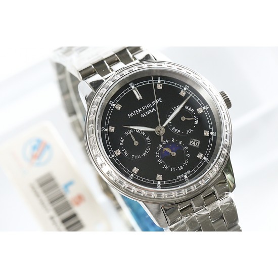 年末巨献“pp时尚新款 PATEK PHILIPPE【新年巨献 最高版本】百达翡丽超级复杂多功能系列(5721P-002)ZF厂高品质钢带款变运动系列原装9100升级版机芯。所有功能同正品(3字位月份显示 6字位24小时显示 9字位24小时和日月星辰显示),和原装一样的带水平压纹工艺,带荧光刻度 ,41mm直径。316L精钢镀金,原装进口蓝宝石水晶镜面。5721和5721P款的外钻为施华洛世奇钻,通透闪亮,气质非凡。在目前技术范畴内尽可能接近原装,此款腕表让您驾驭所有场合。 年末巨献“pp时尚新款 PATEK PHILIPPE【新年巨献 最高版本】百达翡丽超级复杂多功能系列(5721P-002)ZF厂高品质钢带款变运动系列原装9100升级版机芯。所有功能同正品(3字位月份显示 6字位24小时显示 9字位24小时和日月星辰显示),和原装一样的带水平压纹工艺,带荧光刻度 ,41mm直径。316L精钢镀金,原装进口蓝宝石水晶镜面。5721和5721P款的外钻为施华洛世奇钻,通透闪亮,气质非凡。在目前技术范畴内尽可能接近原装,此款腕表让您驾驭所有场合。