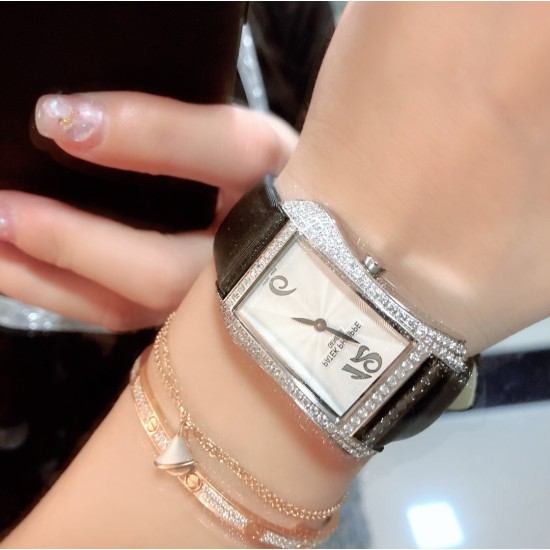 实拍 PATEK PHILIPPE百达翡丽系列 女士腕表(白金表壳搭配沙丁布带,表圈镶嵌天然锆石,蓝宝石玻璃,搭载瑞士石英机芯,尺寸30*34*7毫米) 实拍 PATEK PHILIPPE百达翡丽系列 女士腕表(白金表壳搭配沙丁布带,表圈镶嵌天然锆石,蓝宝石玻璃,搭载瑞士石英机芯,尺寸30*34*7毫米)