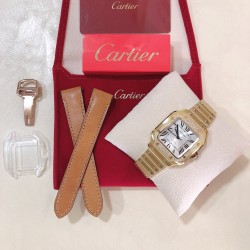 实拍【BV出品】santos de Cartier腕表 山度士女装表款 表壳 表圈镶嵌206颗明亮式切割圆钻 七角形表冠 镶嵌一颗多切面蓝宝石 阳光射线纹饰效果表盘，剑型蓝钢指针 蓝宝石水晶镜面 配备“SmartLink”表链调节装置 第二条可配鳄鱼皮或牛皮表带 搭配双重折叠表扣 表带均配备“QuickSwitch”表带快速替换装置 表壳宽度：35.1毫米 表壳厚度：8.83毫米 防水深度10巴（约100米）