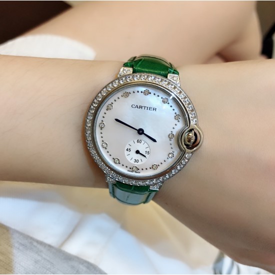 卡地亚 CARTIER 蓝气球奢华系列,316L精钢材质,简约又别具品味,摒弃了现代盛行的繁复华丽的修饰,以简约重新诠释唯美,打造独家高品质,采用高级珍珠贝母制作出表盘,优雅精致高贵气质尽显无漏。尺寸36mm*12mm。 卡地亚 CARTIER 蓝气球奢华系列,316L精钢材质,简约又别具品味,摒弃了现代盛行的繁复华丽的修饰,以简约重新诠释唯美,打造独家高品质,采用高级珍珠贝母制作出表盘,优雅精致高贵气质尽显无漏。尺寸36mm*12mm。