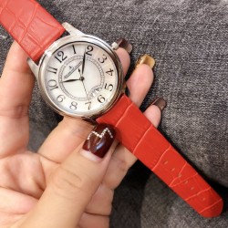积家-Jaeger-LeCoultr 女士腕表   316L精钢表壳   进口石英机芯   走时精准稳定   真牛皮表带  直径34厚7mm该款腕表备受女性喜爱，在不同的场合 映耀着她们各自的独特个性与迷人风华