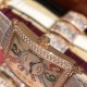 法兰克穆勒 Franck Muller 长岛系列腕表、深受时尚白领及众多明星追捧的顶级品牌,以经典的长方形线条设计呈现、精湛的制表工艺,默默绽放着美丽的光泽。表圈华丽钻石镶嵌,如同精美的王冠,让整款腕表浸润在梦幻清澈的光芒之中。表盘上独特的数字刻度打破常规,流淌着别致的韵律,令人印象深刻。尺寸26mm*45mm*8mm。 法兰克穆勒 Franck Muller 长岛系列腕表、深受时尚白领及众多明星追捧的顶级品牌,以经典的长方形线条设计呈现、精湛的制表工艺,默默绽放着美丽的光泽。表圈华丽钻石镶嵌,如同精美的王冠,让整款腕表浸润在梦幻清澈的光芒之中。表盘上独特的数字刻度打破常规,流淌着别致的韵律,令人印象深刻。尺寸26mm*45mm*8mm。