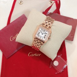 实拍 GF最强女表系列——卡地亚猎豹Panthre de Cartier。华丽而不羁，是Panthre de Cartier猎豹所传达的美学风格。它线条流畅，魅惑动人，柔软服帖于腕间，宛若在肌肤上翩翩起舞。独特的造型彰显成熟优雅、自信动人的女性形象。GF工厂以精湛技艺，原装开模，打造出与正品无异的精美流线表耳，与表壳一体成型。搭载瑞士朗达石英机芯，316L精钢壳套，尺寸：27 x 37毫米，厚度：6毫米，镀银表盘，剑形蓝钢指针，100%三度防水。搭配专柜旅行包装物料。