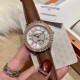 实拍 积家-Jaeger-LeCoultre DAZZLING RENDEZ- VOUS MOON约会系列月相珠宝腕表月之女神,是浪漫与柔美的象征,她掌管着大自然中的潮起潮落和季节更替,是艺术家与诗人们的灵感源泉,在温润莹亮的白色珍珠母贝映衬下,晶莹璀璨的钻石散发出夜空般的静谧之美,表圈镶嵌108颗钻石,组成两个环绕表壳的同心圆。由36颗以爪镶工艺镶嵌的钻石组成的外圈,为光芒闪耀的表圈营造出轻盈美妙的质感,尺寸36mm的精钢表壳搭配进口瑞士石英,采用蓝宝石水晶玻璃。 实拍 积家-Jaeger-LeCoultre DAZZLING RENDEZ- VOUS MOON约会系列月相珠宝腕表月之女神,是浪漫与柔美的象征,她掌管着大自然中的潮起潮落和季节更替,是艺术家与诗人们的灵感源泉,在温润莹亮的白色珍珠母贝映衬下,晶莹璀璨的钻石散发出夜空般的静谧之美,表圈镶嵌108颗钻石,组成两个环绕表壳的同心圆。由36颗以爪镶工艺镶嵌的钻石组成的外圈,为光芒闪耀的表圈营造出轻盈美妙的质感,尺寸36mm的精钢表壳搭配进口瑞士石英,采用蓝宝石水晶玻璃。
