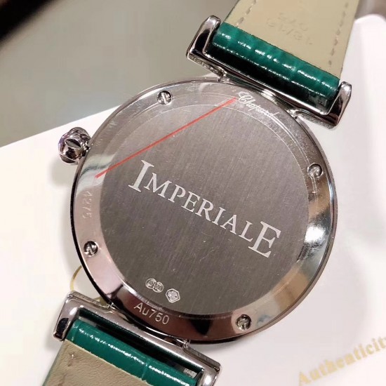 萧邦 CHOPARD IMPERIALE 系列腕表。独特风格带您走进一个新阶段并且成功塑造了崇尚自我表达和与众不同的生活化概念,316精钢材质,此表款全手工镶嵌施华洛世奇水晶钻,成为了美式奢侈生活风格的代表!进口石英机芯以及精细做工,佩戴贴手舒适,设计风格简约明朗。充满奢华璀璨的气息,光彩夺人、让你瞬间提升华丽的气质 萧邦 CHOPARD IMPERIALE 系列腕表。独特风格带您走进一个新阶段并且成功塑造了崇尚自我表达和与众不同的生活化概念,316精钢材质,此表款全手工镶嵌施华洛世奇水晶钻,成为了美式奢侈生活风格的代表!进口石英机芯以及精细做工,佩戴贴手舒适,设计风格简约明朗。充满奢华璀璨的气息,光彩夺人、让你瞬间提升华丽的气质
