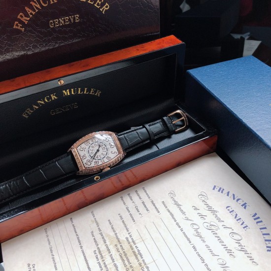 法兰克穆勒-Franck Muller 深受时尚男士及众多明星追捧的顶级腕表品牌,法兰克穆勒的标志性特征是其酒桶型表壳和夸张的弧度设计敖,采用手工镶砖手法制作,同时也拥有精湛的制表工艺,搭配全自动日本机械机芯,法兰克穆勒手表凝聚了无限心血、承载了无尽情感,是鉴赏家眼中出类拔萃敖、独一无二的完美杰作。尺寸55mmx42mmx13。FM-club™ 倾情推荐❗️ 法兰克穆勒-Franck Muller 深受时尚男士及众多明星追捧的顶级腕表品牌,法兰克穆勒的标志性特征是其酒桶型表壳和夸张的弧度设计敖,采用手工镶砖手法制作,同时也拥有精湛的制表工艺,搭配全自动日本机械机芯,法兰克穆勒手表凝聚了无限心血、承载了无尽情感,是鉴赏家眼中出类拔萃敖、独一无二的完美杰作。尺寸55mmx42mmx13。FM-club™ 倾情推荐❗️