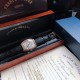 法兰克穆勒-Franck Muller 深受时尚男士及众多明星追捧的顶级腕表品牌,法兰克穆勒的标志性特征是其酒桶型表壳和夸张的弧度设计敖,采用手工镶砖手法制作,同时也拥有精湛的制表工艺,搭配全自动日本机械机芯,法兰克穆勒手表凝聚了无限心血、承载了无尽情感,是鉴赏家眼中出类拔萃敖、独一无二的完美杰作。尺寸55mmx42mmx13。FM-club™ 倾情推荐❗️ 法兰克穆勒-Franck Muller 深受时尚男士及众多明星追捧的顶级腕表品牌,法兰克穆勒的标志性特征是其酒桶型表壳和夸张的弧度设计敖,采用手工镶砖手法制作,同时也拥有精湛的制表工艺,搭配全自动日本机械机芯,法兰克穆勒手表凝聚了无限心血、承载了无尽情感,是鉴赏家眼中出类拔萃敖、独一无二的完美杰作。尺寸55mmx42mmx13。FM-club™ 倾情推荐❗️