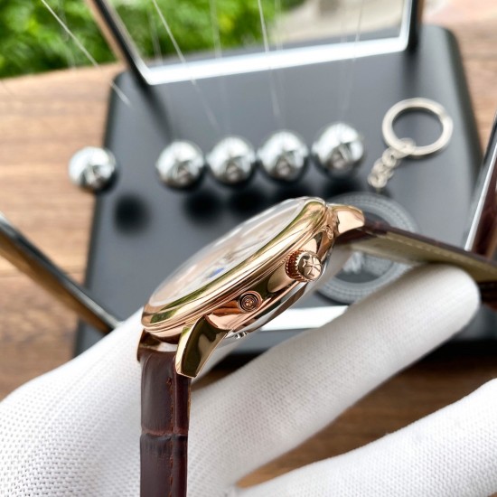 实物拍摄品牌：江诗丹顿 -Vacheron Constantin类型：[酷]男士腕表表壳：316精钢（做工优质）表带：进口真牛皮/316精钢（两种可选）机芯：高级定制全自动机械机芯（走时稳定）玻璃：高级强化镀膜镜面尺寸：直径40mm，厚度12.5mm