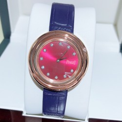 ★实拍 伯爵-PIAGET，时尚石英女款，来自Possession系列诚意推荐，魅力十足的臻品采用瑞士石英机芯，蓝宝石水晶玻璃镜面，表圈可360度旋转，在不经意的旋转之间带来不同的好心情灵动搭配，转动间，专属于你独一无二的个性造型耀目而生有光圈、单排钻和双排钻任性选择！表壳直径34mm厚度8mm。