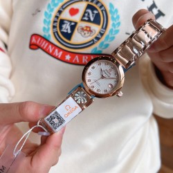 欧米茄 OMEGA LADYMATIC 【妮可基德曼女神的拥护者】备受瞩目的鸟巢系列新品腕表。316L精钢材质，采用精巧绝伦贝壳表盘面，搭配蓝宝石水晶镜面凸显效果美轮美奂，精细手工彰显不俗的质感，搭载进口石英机芯，进口小牛皮搭配原装表扣和全钢表带可供选择。女神必备珍品，你值得拥有！！尺寸34mm*10mm。