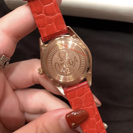 ★实拍 欧米茄-OMEGA 欧米茄碟飞名典系列 女士腕表 欧米茄名典腕表诞生于1949年,其纤薄而典雅的金质表壳别具一格,内部搭载的超薄机芯极具传奇色彩。渐变色弧面表盘,搭配抛光18K金指针,6点位设置有日历窗口,34mm玫瑰金表壳配以多色双面意大利牛皮表带。低调的奢华,简约而不简单. ★实拍 欧米茄-OMEGA 欧米茄碟飞名典系列 女士腕表 欧米茄名典腕表诞生于1949年,其纤薄而典雅的金质表壳别具一格,内部搭载的超薄机芯极具传奇色彩。渐变色弧面表盘,搭配抛光18K金指针,6点位设置有日历窗口,34mm玫瑰金表壳配以多色双面意大利牛皮表带。低调的奢华,简约而不简单.