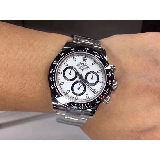 ROLEX 劳力士 专柜，和他们谈起热门款很少有货，Sales大姐说：劳力士从来不缺客户，缺的是货[捂脸]其实的确，说话是牛逼，但是是事实！绿水鬼很火吧，但迪通拿貌似逼格更高。9万多的公价已经被炒到了15万，肯定会破17！是真正一表难求。