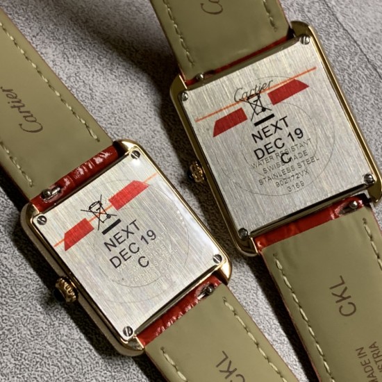 实拍【精品升级版】卡地亚超薄坦克Cartier Tank Solo系列,一款百搭 性价比又高的手表 采用瑞士石英机芯,圆珠形表冠,镶嵌一颗凸圆形合成尖晶石,镀银珠光表盘,罗马数字时标,剑形蓝钢指针,蓝宝石水晶镜面,可搭配进口鳄鱼纹牛皮表带,另有多种颜色荔枝纹原版皮为你打造个性化腕间配饰,直径:小号2431mm,中号2734mm。佩戴舒适柔软服帖,上手显得高贵又典雅,很气质很女人独家货源。「认准细节,欢迎质量对比」 实拍【精品升级版】卡地亚超薄坦克Cartier Tank Solo系列,一款百搭 性价比又高的手表 采用瑞士石英机芯,圆珠形表冠,镶嵌一颗凸圆形合成尖晶石,镀银珠光表盘,罗马数字时标,剑形蓝钢指针,蓝宝石水晶镜面,可搭配进口鳄鱼纹牛皮表带,另有多种颜色荔枝纹原版皮为你打造个性化腕间配饰,直径:小号2431mm,中号2734mm。佩戴舒适柔软服帖,上手显得高贵又典雅,很气质很女人独家货源。「认准细节,欢迎质量对比」