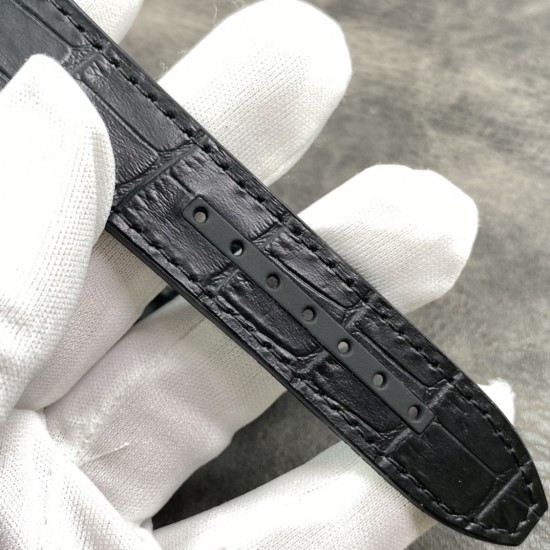 法兰克穆勒 FRANCK MULLER,透过特殊处理工序将碳纤维的超轻优雅与夜光粒子的特性完美糅合,将两种材质的特性发挥得淋漓尽致,在表壳内呈现前所未见如宇宙般的景象。 在夜幕低垂之时,展现充满未来感的外型,令人耳目一新。碳纤维表壳饰以夜光细节,令这款腕表更前卫时尚。搭载9015机芯,质量稳定。tw厂出品,出货实拍 法兰克穆勒 FRANCK MULLER,透过特殊处理工序将碳纤维的超轻优雅与夜光粒子的特性完美糅合,将两种材质的特性发挥得淋漓尽致,在表壳内呈现前所未见如宇宙般的景象。 在夜幕低垂之时,展现充满未来感的外型,令人耳目一新。碳纤维表壳饰以夜光细节,令这款腕表更前卫时尚。搭载9015机芯,质量稳定。tw厂出品,出货实拍