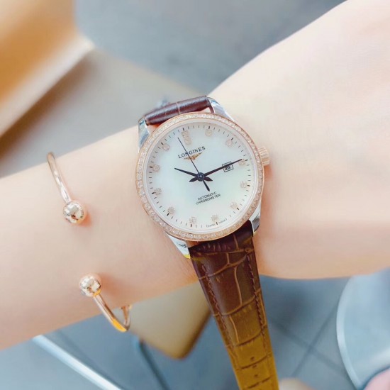 皮带钢带同价机械「Longines开创者系列 赵丽颖 同款型号:L2.320.4.11.6(可佩戴原装质感牛皮)这是浪琴首个所有表款均被授以瑞士天文台认证(COSC)的腕表系列。此款女表采用超薄进口西铁城6t15机芯- 直径30 蓝宝石玻璃镜面防刮效果 316精钢打造与原装一样细节标准 背透设计清晰可见机芯的律动,出席任何场合尽显优雅个性真我态度。钻石圈口璀璨夺目非你莫属! 皮带钢带同价机械「Longines开创者系列 赵丽颖 同款型号:L2.320.4.11.6(可佩戴原装质感牛皮)这是浪琴首个所有表款均被授以瑞士天文台认证(COSC)的腕表系列。此款女表采用超薄进口西铁城6t15机芯- 直径30 蓝宝石玻璃镜面防刮效果 316精钢打造与原装一样细节标准 背透设计清晰可见机芯的律动,出席任何场合尽显优雅个性真我态度。钻石圈口璀璨夺目非你莫属!