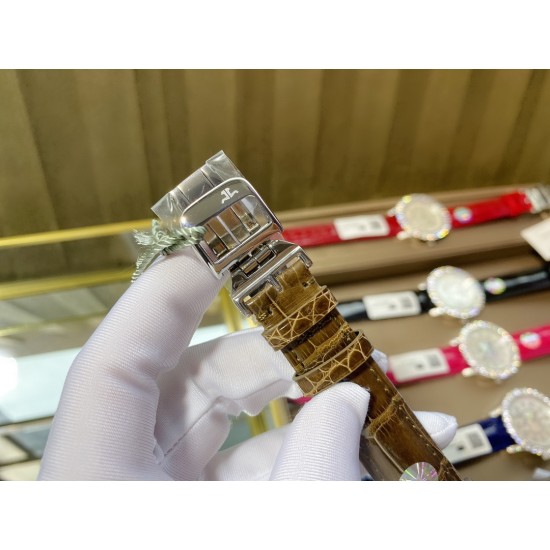 实拍 v18出品 狠货来袭 积家 约会大师 升级版最新24小时日月星辰 日月分明 女士腕表 珠宝镶钻设计风格首次使用高级珠宝的爪镶工艺而非常罕见轨道镶嵌!采用锆石材料。鲜艳光泽强!壳套:珠宝镶钻表壳、316L精钢玻璃:采用蓝宝石水晶表镜表盘:珍珠母贝镶钻表盘、台湾厂立体数字真钉立体!太阳月亮浮现出立体效果24小时日月分明表带:美洲鳄鱼皮表带尺寸:直径36mm,厚度8.8mm机芯:瑞士进口机芯体现出高贵优雅气质、材质进口质量保证零0⃣返修 实拍 v18出品 狠货来袭 积家 约会大师 升级版最新24小时日月星辰 日月分明 女士腕表 珠宝镶钻设计风格首次使用高级珠宝的爪镶工艺而非常罕见轨道镶嵌!采用锆石材料。鲜艳光泽强!壳套:珠宝镶钻表壳、316L精钢玻璃:采用蓝宝石水晶表镜表盘:珍珠母贝镶钻表盘、台湾厂立体数字真钉立体!太阳月亮浮现出立体效果24小时日月分明表带:美洲鳄鱼皮表带尺寸:直径36mm,厚度8.8mm机芯:瑞士进口机芯体现出高贵优雅气质、材质进口质量保证零0⃣返修