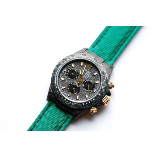 劳力士Rolex Daytona全碳纤维宇宙计时迪通拿横空出世 这款获得瑞士天文台认证的首款全碳纤迪通拿搭载全自动计时7750机械机芯 均调校测试 表盘配蜗形小秒针盘 蓝宝石抗刮损水晶镜面 碳纤维字面 完美复刻 原装同步魔术贴帆布带/橡树胶带 原装扣 更加柔软舒适 方便佩戴 爱不释手的劳力士迪通拿 品不完的一劳永逸!!! 劳力士Rolex Daytona全碳纤维宇宙计时迪通拿横空出世 这款获得瑞士天文台认证的首款全碳纤迪通拿搭载全自动计时7750机械机芯 均调校测试 表盘配蜗形小秒针盘 蓝宝石抗刮损水晶镜面 碳纤维字面 完美复刻 原装同步魔术贴帆布带/橡树胶带 原装扣 更加柔软舒适 方便佩戴 爱不释手的劳力士迪通拿 品不完的一劳永逸!!!
