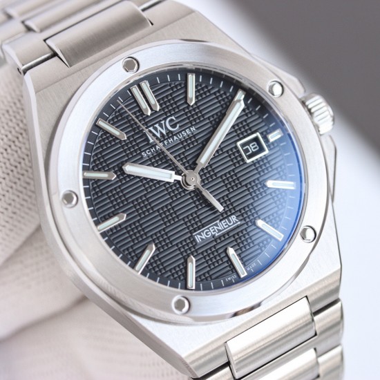 IWC 万国 全新工程师系列!全自动腕表40重塑了上世纪70年代杰罗.尊达风格!表盘经典网格设计和多边形螺丝表壳巨显独特,表带中间链节分别是(全沙带和中亮光)两种,同原装接件加强了腕表更适人体贴合度,蝴蝶式折叠表扣使佩戴感更加舒适。采用2824机芯改同32111机内配防磁盖2824机芯更加稳定!!尺寸40mm厚度10.7mm,冰蓝夜光 ,同时兼具典雅气质与动感活力,外观低调内敛,性能丰富多样。 IWC 万国 全新工程师系列!全自动腕表40重塑了上世纪70年代杰罗.尊达风格!表盘经典网格设计和多边形螺丝表壳巨显独特,表带中间链节分别是(全沙带和中亮光)两种,同原装接件加强了腕表更适人体贴合度,蝴蝶式折叠表扣使佩戴感更加舒适。采用2824机芯改同32111机内配防磁盖2824机芯更加稳定!!尺寸40mm厚度10.7mm,冰蓝夜光 ,同时兼具典雅气质与动感活力,外观低调内敛,性能丰富多样。
