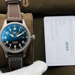 【IWS Factory2021最新力作】市场超级副本 原版开模 万.国IWC飞行员系列马克十八18腕表商务腕表！1⃣️直径40MM，尺寸与原装一致！采用轻便坚固的5级钛金属打造。相对传统的精钢材质不仅更抗磨损，耐腐蚀，也大幅降低了腕表的重量，给日常佩戴提供了便捷。2⃣️搭载9015进口机芯（零返修）！每个机芯都是经过严格挑选达到天文台级别。所有细节均完美克隆，且此款万.国IWC飞行员腕表视为万.国IWC经典款型，任何场景着装均适合佩戴。IWS Factory匠心力作 欢迎您的品鉴！