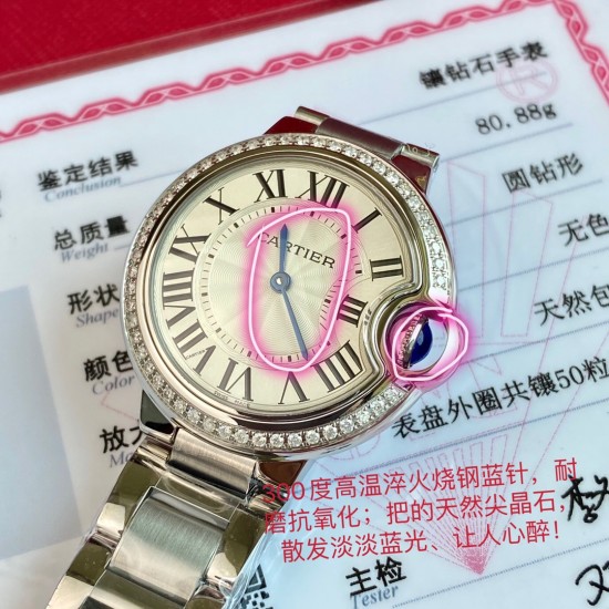 新款33钻表!又一重磅来袭!卡地亚真钻蓝气球欧洲渠道,每到年底国外很多代工都会流点这种很贵的表出来,同属石英机芯,33mm表盘,表壳镶嵌50颗vs1.5真钻!每只都有国家机构出具的证书,确保每一块都是真材实料真钻石,参数具体详尽,远非市场那些假证书可比,每一张证书的检测编号都是唯一编号,一一对应,绝无重复,机构官方网站可查阅!这个价格买钻石都值,更不要说买这个牌子的表,送礼是绝对赞到爆!要的速度了! 新款33钻表!又一重磅来袭!卡地亚真钻蓝气球欧洲渠道,每到年底国外很多代工都会流点这种很贵的表出来,同属石英机芯,33mm表盘,表壳镶嵌50颗vs1.5真钻!每只都有国家机构出具的证书,确保每一块都是真材实料真钻石,参数具体详尽,远非市场那些假证书可比,每一张证书的检测编号都是唯一编号,一一对应,绝无重复,机构官方网站可查阅!这个价格买钻石都值,更不要说买这个牌子的表,送礼是绝对赞到爆!要的速度了!