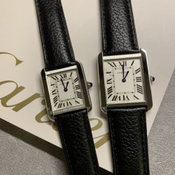 实拍【精品升级版】卡地亚超薄坦克Cartier Tank Solo系列，一款百搭 性价比又高的手表 采用瑞士石英机芯，圆珠形表冠，镶嵌一颗凸圆形合成尖晶石，镀银珠光表盘，罗马数字时标，剑形蓝钢指针，蓝宝石水晶镜面，可搭配进口鳄鱼纹牛皮表带，另有多种颜色荔枝纹原版皮为你打造个性化腕间配饰，直径：小号2431mm,中号2734mm。佩戴舒适柔软服帖，上手显得高贵又典雅，很气质很女人独家货源。「认准细节，欢迎质量对比」