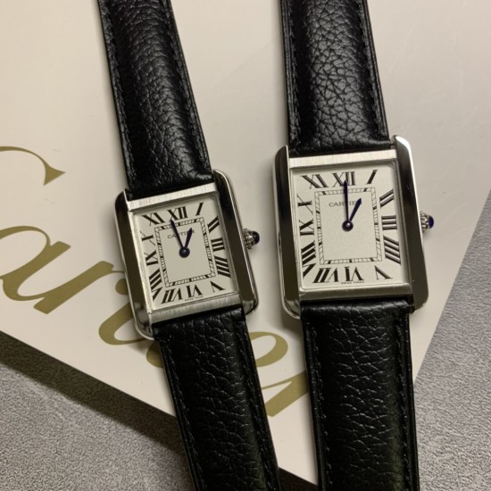 实拍【精品升级版】卡地亚超薄坦克Cartier Tank Solo系列,一款百搭 性价比又高的手表 采用瑞士石英机芯,圆珠形表冠,镶嵌一颗凸圆形合成尖晶石,镀银珠光表盘,罗马数字时标,剑形蓝钢指针,蓝宝石水晶镜面,可搭配进口鳄鱼纹牛皮表带,另有多种颜色荔枝纹原版皮为你打造个性化腕间配饰,直径:小号2431mm,中号2734mm。佩戴舒适柔软服帖,上手显得高贵又典雅,很气质很女人独家货源。「认准细节,欢迎质量对比」 实拍【精品升级版】卡地亚超薄坦克Cartier Tank Solo系列,一款百搭 性价比又高的手表 采用瑞士石英机芯,圆珠形表冠,镶嵌一颗凸圆形合成尖晶石,镀银珠光表盘,罗马数字时标,剑形蓝钢指针,蓝宝石水晶镜面,可搭配进口鳄鱼纹牛皮表带,另有多种颜色荔枝纹原版皮为你打造个性化腕间配饰,直径:小号2431mm,中号2734mm。佩戴舒适柔软服帖,上手显得高贵又典雅,很气质很女人独家货源。「认准细节,欢迎质量对比」