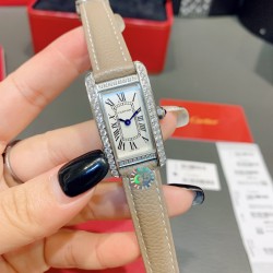 卡地亚-美国坦克-Cartier Tank Amricaine腕表，小号表款，三码合一。采用蓝宝‮水石‬晶镜面，瑞士石英机芯。原版开模，精钢表壳，八角形表冠，镶嵌一颗合成蓝色尖晶石，镀银表盘，剑形蓝钢指针，搭配原装光面折叠表扣，采用进口多色小牛皮。腕‮大表‬器优雅，深‮行受‬家青睐。表壳尺寸：34.80 x 19.00毫米。