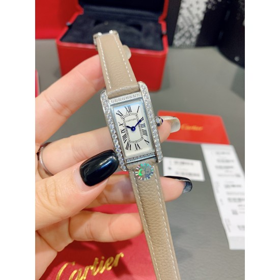 卡地亚-美国坦克-Cartier Tank Amricaine腕表,小号表款,三码合一。采用蓝宝水石晶镜面,瑞士石英机芯。原版开模,精钢表壳,八角形表冠,镶嵌一颗合成蓝色尖晶石,镀银表盘,剑形蓝钢指针,搭配原装光面折叠表扣,采用进口多色小牛皮。腕大表器优雅,深行受家青睐。表壳尺寸:34.80 x 19.00毫米。 卡地亚-美国坦克-Cartier Tank Amricaine腕表,小号表款,三码合一。采用蓝宝水石晶镜面,瑞士石英机芯。原版开模,精钢表壳,八角形表冠,镶嵌一颗合成蓝色尖晶石,镀银表盘,剑形蓝钢指针,搭配原装光面折叠表扣,采用进口多色小牛皮。腕大表器优雅,深行受家青睐。表壳尺寸:34.80 x 19.00毫米。