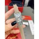 卡地亚-美国坦克-Cartier Tank Amricaine腕表,小号表款,三码合一。采用蓝宝水石晶镜面,瑞士石英机芯。原版开模,精钢表壳,八角形表冠,镶嵌一颗合成蓝色尖晶石,镀银表盘,剑形蓝钢指针,搭配原装光面折叠表扣,采用进口多色小牛皮。腕大表器优雅,深行受家青睐。表壳尺寸:34.80 x 19.00毫米。 卡地亚-美国坦克-Cartier Tank Amricaine腕表,小号表款,三码合一。采用蓝宝水石晶镜面,瑞士石英机芯。原版开模,精钢表壳,八角形表冠,镶嵌一颗合成蓝色尖晶石,镀银表盘,剑形蓝钢指针,搭配原装光面折叠表扣,采用进口多色小牛皮。腕大表器优雅,深行受家青睐。表壳尺寸:34.80 x 19.00毫米。