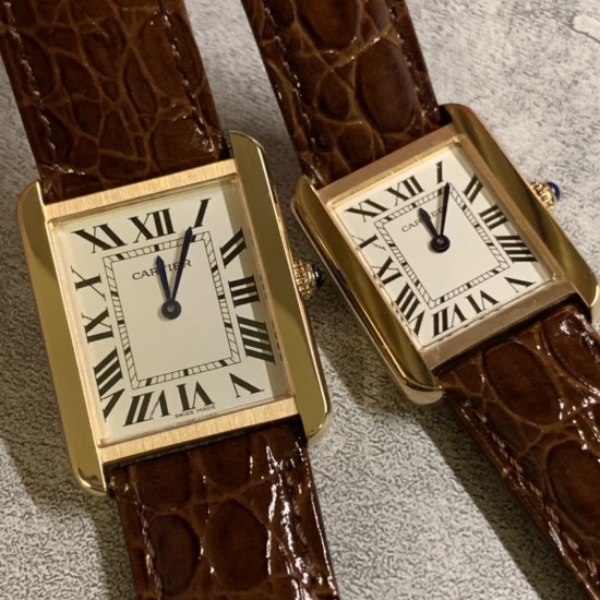 实拍【精品升级版】卡地亚超薄坦克Cartier Tank Solo系列,一款百搭 性价比又高的手表 采用瑞士石英机芯,圆珠形表冠,镶嵌一颗凸圆形合成尖晶石,镀银珠光表盘,罗马数字时标,剑形蓝钢指针,蓝宝石水晶镜面,可搭配进口鳄鱼纹牛皮表带,另有多种颜色荔枝纹原版皮为你打造个性化腕间配饰,直径:小号2431mm,中号2734mm。佩戴舒适柔软服帖,上手显得高贵又典雅,很气质很女人独家货源。「认准细节,欢迎质量对比」 实拍【精品升级版】卡地亚超薄坦克Cartier Tank Solo系列,一款百搭 性价比又高的手表 采用瑞士石英机芯,圆珠形表冠,镶嵌一颗凸圆形合成尖晶石,镀银珠光表盘,罗马数字时标,剑形蓝钢指针,蓝宝石水晶镜面,可搭配进口鳄鱼纹牛皮表带,另有多种颜色荔枝纹原版皮为你打造个性化腕间配饰,直径:小号2431mm,中号2734mm。佩戴舒适柔软服帖,上手显得高贵又典雅,很气质很女人独家货源。「认准细节,欢迎质量对比」