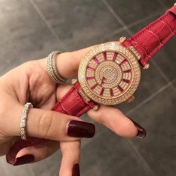 FRANCK MULLER【法兰克•穆勒】神秘时间 玩转表界 2020年新款女式腕表，官网同步更新，奢华的经典著作当属FM出品，纯钢外壳，镶嵌施华洛世奇水晶，高端的奢华与尊贵，经典满钻字面，突破设计风格和寓意深刻，改变需要新形象，你值得拥有。进口2836全自动机械，蓝宝石镜面，亮色真牛皮表带。尺寸大号42mm   小号38mm