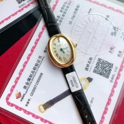 包金卡地亚浴缸系列卡家又一经典之作浴缸系列。实物拿到手的时候大吃一惊，颜值高 ！椭圆外型的感觉正是典雅欧风浴缸形状，这也太好看了吧！相比蓝气球段位要高出不少一会儿观摩下公价便知主要是因为通体包真金……Baignoire浴缸系列腕表，小号表款，石英机芯。精钢包18K黄金表壳。包18K黄金圆珠形表冠，镶嵌一颗凸圆形蓝宝石。镀银表盘，剑形蓝钢指针，蓝宝石水晶镜面。灰褐色鳄鱼皮表带，包18K黄金针扣式表扣。表壳尺寸：32x26毫米厚度：8毫米防水深度3巴（约30米）生活防水