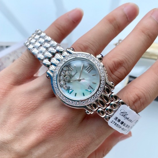 萧邦 Chopard Happy Diamonds 走珠系列腕表。巧妙运用其经典元素,发挥传奇般的大胆创意,展现浓厚的现代气息。天然珍珠贝母表盘搭配罗马、条钉刻度,采用双层玻璃镜面使钻石在表盘悬空游走,进口石英机芯,气质优雅之选,让你举手投足间优雅从容。尺寸32mm*35mm*10mm️ 萧邦 Chopard Happy Diamonds 走珠系列腕表。巧妙运用其经典元素,发挥传奇般的大胆创意,展现浓厚的现代气息。天然珍珠贝母表盘搭配罗马、条钉刻度,采用双层玻璃镜面使钻石在表盘悬空游走,进口石英机芯,气质优雅之选,让你举手投足间优雅从容。尺寸32mm*35mm*10mm️