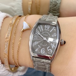实拍 小红书强推 新色 FranckMuller 法兰克穆勒腕表是世界最知名的高级腕表品牌之一，也是无数男女明星的热捧之物。小酒桶型上手更潮，瑞士石英，表壳后盖桥形设计，贴手型 316上等精钢.尺寸26mm