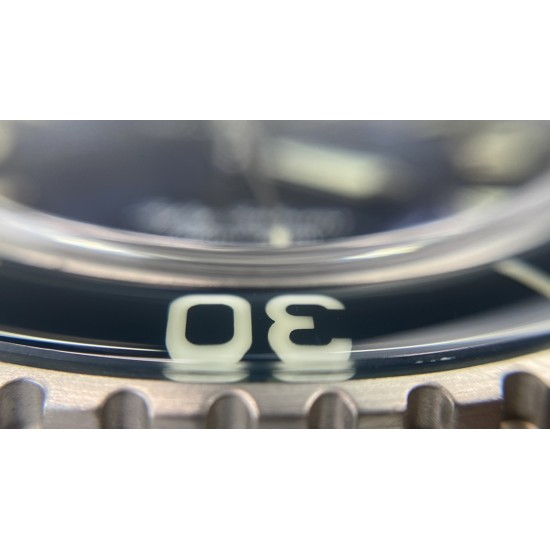 JB BLANCPAIN 宝珀 五十噚 五十寻 5015-12B40-O52A 潜水表 钛合金拉丝纹表壳 夜光蓝宝石表圈 蓝宝石镜面镀防眩光蓝膜 镀铑指针 蓝色日内瓦纹表盘(白色字印刷相对其他版本覆盖更好了) 超强夜光 1315机芯(调时间方向与原装相同,顺时针方向拧表冠分针顺时针走) 陶瓷自动砣 背透底盖 深蓝色尼龙纤维革表带 钛合金针扣 送表带更换工具两把以及表带安装生耳螺丝一对 45mm ZF厂出品 出货实拍 JB BLANCPAIN 宝珀 五十噚 五十寻 5015-12B40-O52A 潜水表 钛合金拉丝纹表壳 夜光蓝宝石表圈 蓝宝石镜面镀防眩光蓝膜 镀铑指针 蓝色日内瓦纹表盘(白色字印刷相对其他版本覆盖更好了) 超强夜光 1315机芯(调时间方向与原装相同,顺时针方向拧表冠分针顺时针走) 陶瓷自动砣 背透底盖 深蓝色尼龙纤维革表带 钛合金针扣 送表带更换工具两把以及表带安装生耳螺丝一对 45mm ZF厂出品 出货实拍