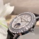 实拍 积家-Jaeger-LeCoultre DAZZLING RENDEZ- VOUS MOON约会系列月相珠宝腕表月之女神,是浪漫与柔美的象征,她掌管着大自然中的潮起潮落和季节更替,是艺术家与诗人们的灵感源泉,在温润莹亮的白色珍珠母贝映衬下,晶莹璀璨的钻石散发出夜空般的静谧之美,表圈镶嵌108颗 钻石,组成两个环绕表壳的同心圆。由36颗以爪镶工艺镶嵌的 钻石组成的外圈,为光芒闪耀的表圈营造出轻盈美妙的质感,尺寸36mm的精钢表壳搭配进口瑞士石英,采用蓝宝石水晶玻璃。 实拍 积家-Jaeger-LeCoultre DAZZLING RENDEZ- VOUS MOON约会系列月相珠宝腕表月之女神,是浪漫与柔美的象征,她掌管着大自然中的潮起潮落和季节更替,是艺术家与诗人们的灵感源泉,在温润莹亮的白色珍珠母贝映衬下,晶莹璀璨的钻石散发出夜空般的静谧之美,表圈镶嵌108颗 钻石,组成两个环绕表壳的同心圆。由36颗以爪镶工艺镶嵌的 钻石组成的外圈,为光芒闪耀的表圈营造出轻盈美妙的质感,尺寸36mm的精钢表壳搭配进口瑞士石英,采用蓝宝石水晶玻璃。