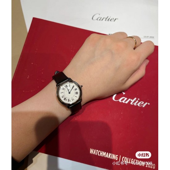 新品预售 17号出货Cartier卡地亚Ronde Must系列石英腕表!全新Ronde Must系列腕表,承袭经典圆形造型以更流畅的表壳,与更精致的表盘设计焕美新姿瞩目回归!焕新表盘:表圈更为丰盈圆润、银色喷砂表盘配备分秒轨与压纹装饰!简约典雅,隽永不凡。别致表冠:镶嵌一颗凸圆形合成尖晶石!精巧雅致,彰显腕表风范。表盘直径:大号36mm、小号29mm。表盘厚度:大号7.89mm、小号7.54mm。机芯一律采用瑞士进口朗达机芯,并覆盖与ZP一致的机芯甲板!原装1:1开模,专注卡地亚,DR与你同行! 新品预售 17号出货Cartier卡地亚Ronde Must系列石英腕表!全新Ronde Must系列腕表,承袭经典圆形造型以更流畅的表壳,与更精致的表盘设计焕美新姿瞩目回归!焕新表盘:表圈更为丰盈圆润、银色喷砂表盘配备分秒轨与压纹装饰!简约典雅,隽永不凡。别致表冠:镶嵌一颗凸圆形合成尖晶石!精巧雅致,彰显腕表风范。表盘直径:大号36mm、小号29mm。表盘厚度:大号7.89mm、小号7.54mm。机芯一律采用瑞士进口朗达机芯,并覆盖与ZP一致的机芯甲板!原装1:1开模,专注卡地亚,DR与你同行!
