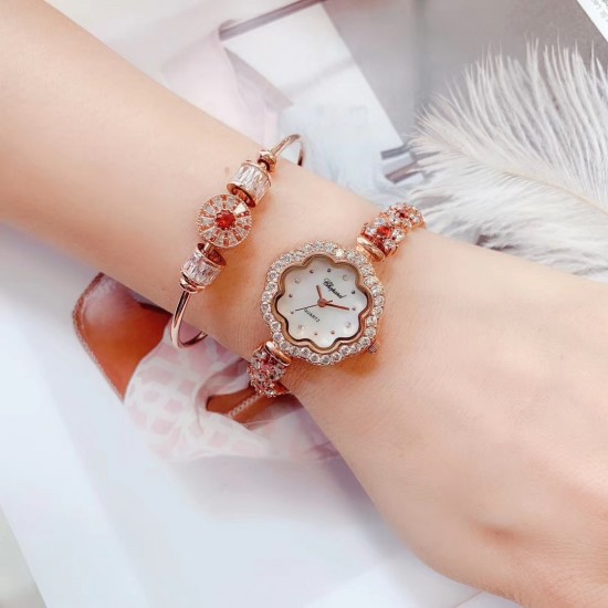 肖帮 手链系列✨高端大气✨全新上市品牌：肖邦- Chopard 款式：女士腕表（高端大气）机芯：进口石英机芯材料：镀膜高密度镜面，铜壳，钢扣底盖：密底表带：斯华诺世奇水晶钻表带表扣：原装折叠扣尺寸：直径26mm  厚度7.5mm